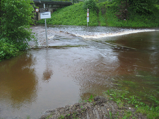 Hochwasser im "Unterlauf" der Kendlmühlfilzen bei der Bahnunterführung am Torfbahnhof.
