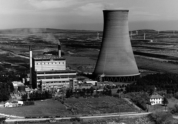 Modernes Torfkraftwerk in Irland.