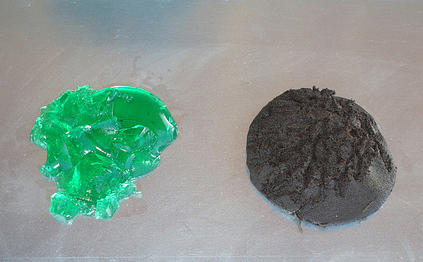 Torf ist Pudding: links Wackelpudding (Waldmeistergeschmack), rechts "moorfrischer" Brenntorf, beide auf Wasserbasis. In beiden Fällen sind die sehr hohen Wassergehalte physikalisch-chemisch auf gleiche Weise gebunden und können durch Pressen nicht entfernt werden.